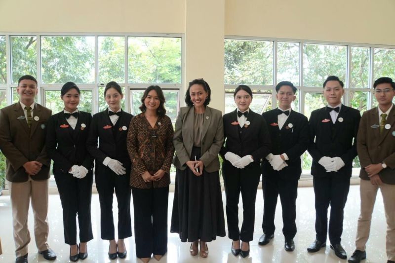 Wamen Christina Ajak Mahasiswa NHI Bandung Penuhi Kebutuhan Hospitality Global