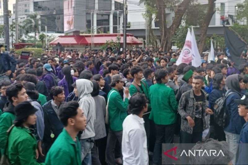 Mahasiswa Tolak Rangkap Jabatan dan Sembilan Tuntutan Lain di Patung Kuda