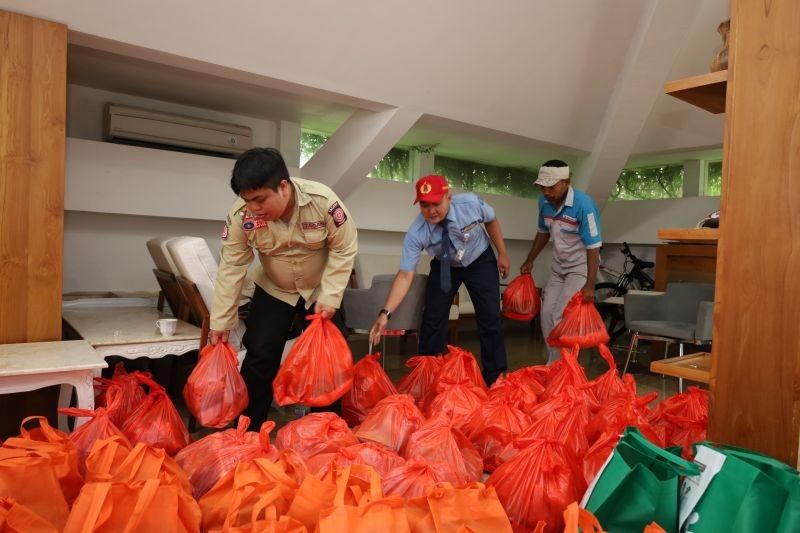 Ribuan Paket Sembako Ucapan Selamat Banjiri Pendopo Banyuwangi