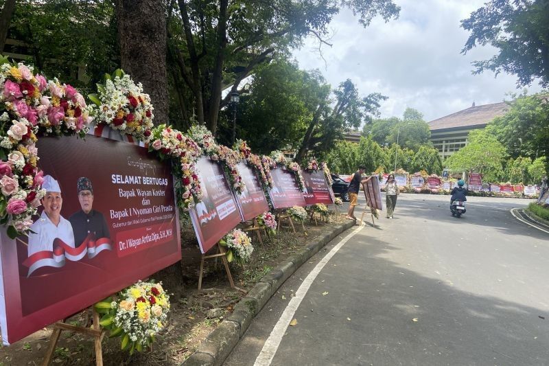 Ratusan Karangan Bunga Papan Sambut Pelantikan Koster-Giri di Bali