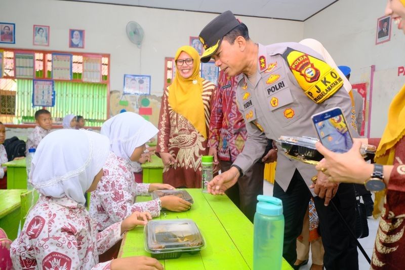 Kapolda Sulsel Tinjau Program Makan Bergizi Gratis di Wajo, Dorong Ketahanan Pangan Berkelanjutan