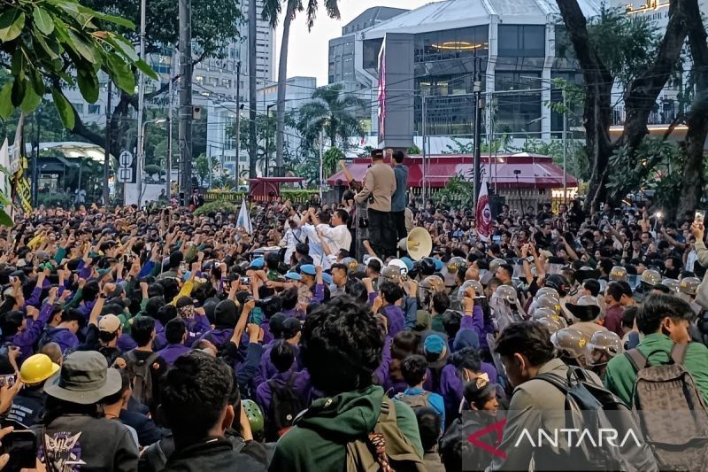 Mensesneg Nyanyikan 'Darah Juang' Bersama Ratusan Mahasiswa, Presiden Prabowo Subianto Mendengar Tuntutan Mereka