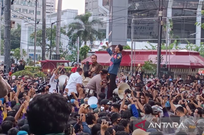 Mensesneg Temui Mahasiswa Demo di Patung Kuda, Sampaikan Pesan Presiden Prabowo