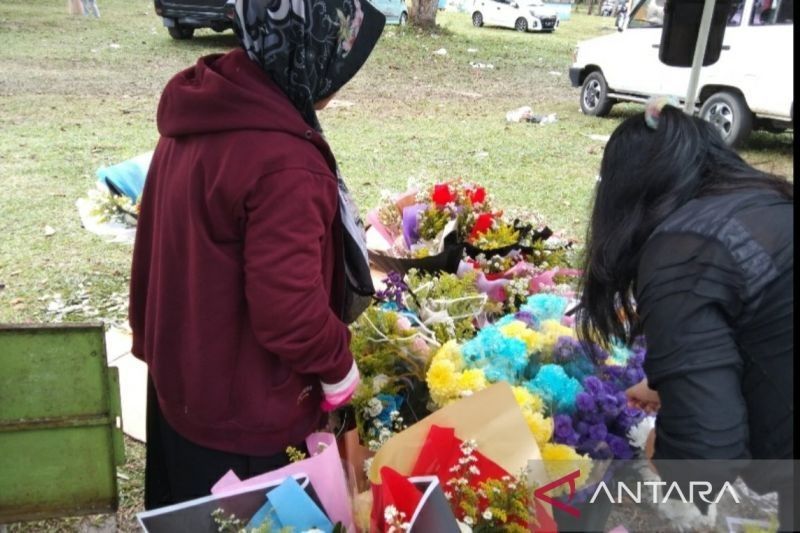 Pedagang Bunga Bandung Ramaikan Wisuda Unsri Palembang, Buket Mulai Rp10.000