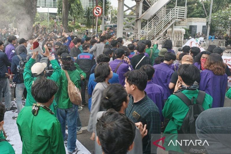 Mahasiswa Terobos Blokade Beton di Patung Kuda, Tuntut Transparansi Anggaran