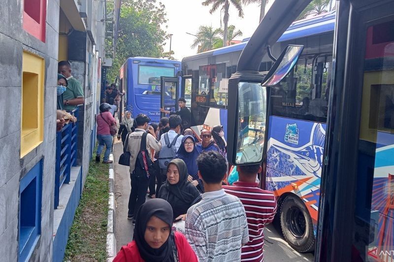 Penumpukan Penumpang di Batam Center: Bus Trans Batam Antre BBM, Penumpang Menunggu Berjam-jam