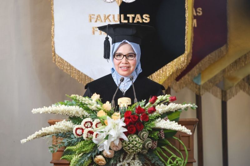 Istri Wamenkominfo Dikukuhkan Jadi Guru Besar Filsafat Pendidikan UGM, Sorot Etika AI dalam Pendidikan