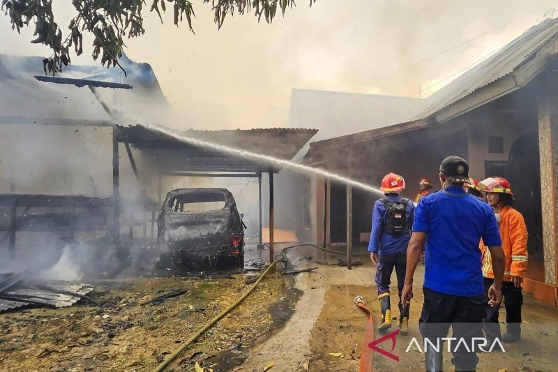 Kebakaran Gudang Kayu di Kendari: 20 Personel Damkar Dikerahkan, Kerugian Mencapai Rp185 Juta