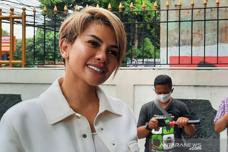 Nikita Mirzani dan Asisten Ditetapkan Tersangka Kasus Pemerasan, Pemeriksaan Ditunda