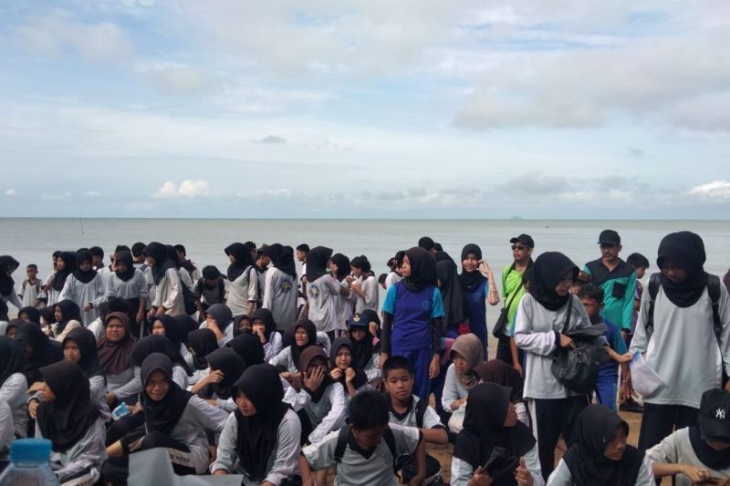 1.200 Siswa Bengkayang Bersihkan Pantai dalam HPSN 2025:  Generasi Peduli Lingkungan Lahir!