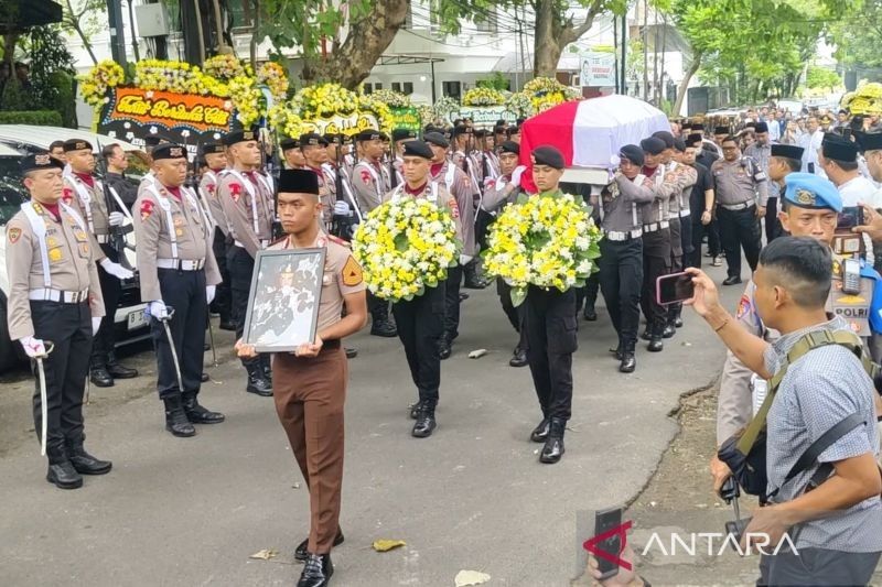 Jenazah Komjen Pol. (Purn) Syafruddin Disalatkan, Pemakaman di TMP Kalibata