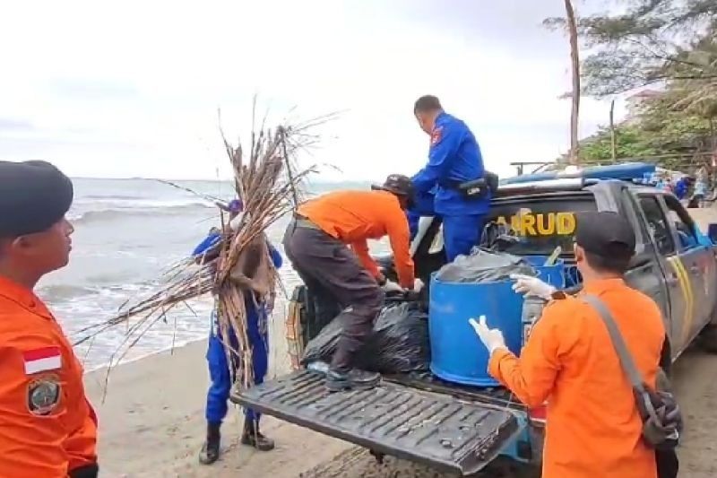 Polairud Banten Bersihkan Pantai Anyer, Sambut Hari Peduli Sampah Nasional