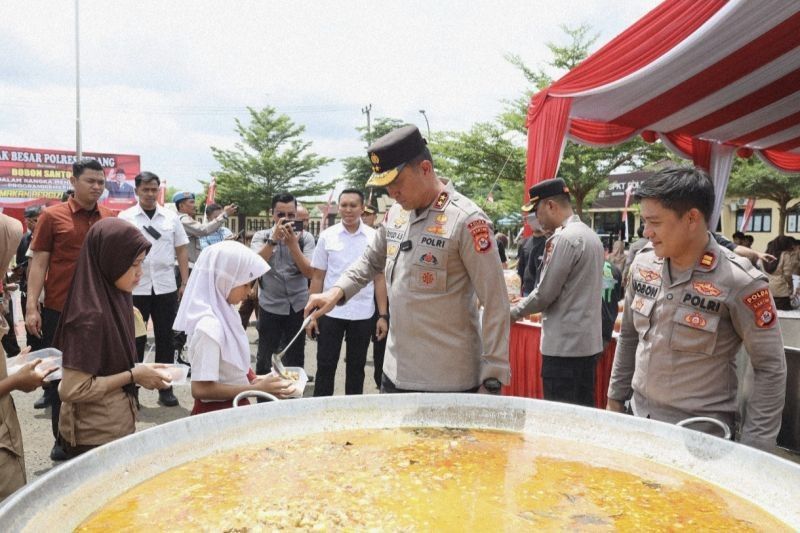 Polda Banten dan Bobon Santoso Gelar Masak Besar Dukung Program Makan Bergizi Gratis