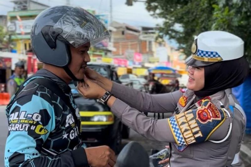 Polres Garut Bagikan Helm Gratis, Tingkatkan Keselamatan Berkendara