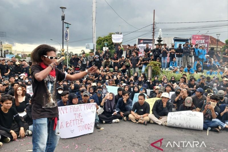 Mahasiswa Jember Demo Tolak UU Minerba dan Efisiensi Anggaran: Indonesia Gelap?