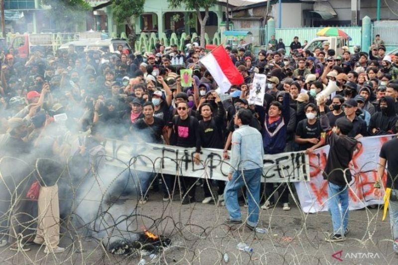 Seribuan Mahasiswa Demo di Gedung DPRD Jatim, Tolak UU dan Pemotongan Anggaran