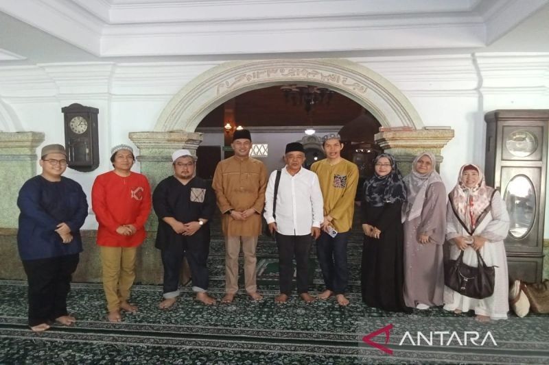 Atase Agama Malaysia Donasikan Karpet Baru untuk Masjid Jami Pekalongan