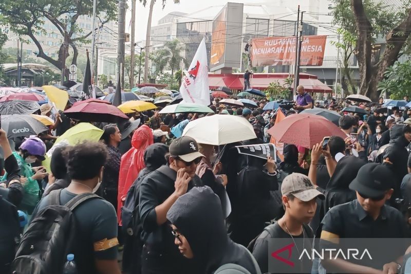 Hujan Deras Tak Surutkan Tekad Massa di Patung Kuda, Tuntut Pengesahan RUU