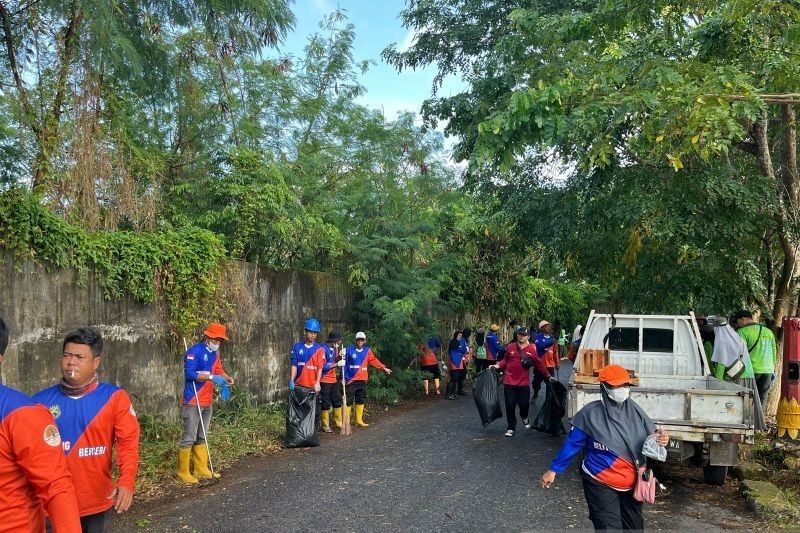 DLH Belitung Bersihkan 1,4 Ton Sampah di Pasar Tanjungpandan untuk HPSN 2025