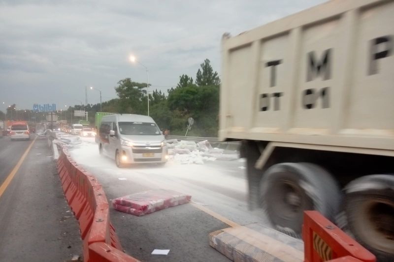 Kecelakaan Beruntun di Tol Cipularang: Truk Rem Blong Sebabkan Tiga Kendaraan Terlibat