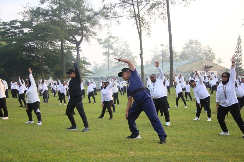 Semangat Kebersamaan: Kepala Daerah Antusias Ikuti Senam Pagi di Retret Magelang