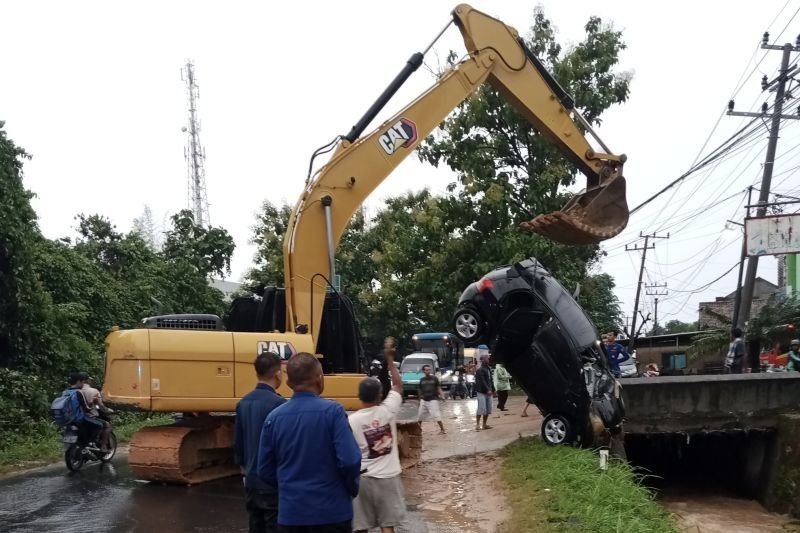 Tragedi Mobil Terseret Arus Banjir Bandarlampung: Satu Korban Selamat, Satu Meninggal