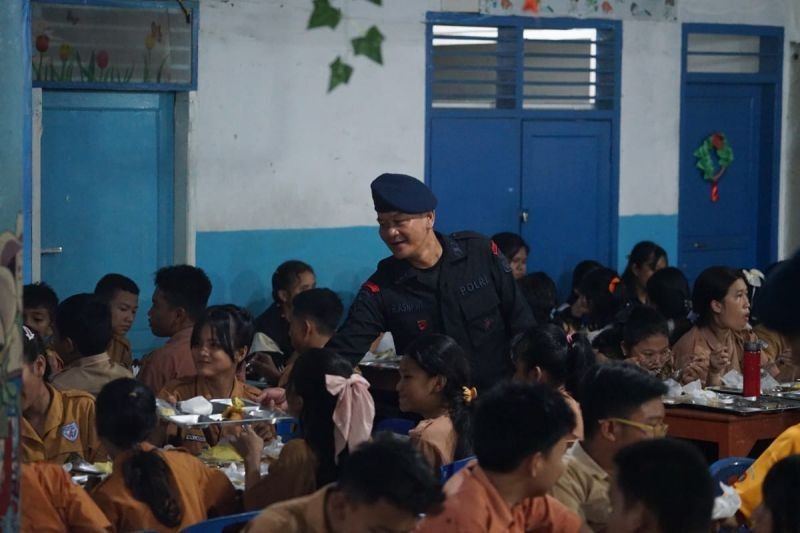 Polda Sumut dan Kodam I BB Salurkan Ratusan Paket Makan Bergizi Gratis di Medan