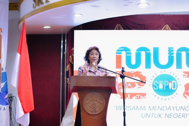 Susi Pudjiastuti Nahkodai Stand Up Paddle Indonesia, Dorong Olahraga Ramah Lingkungan