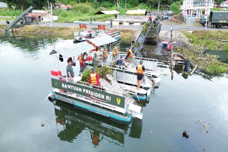 Kodam Merdeka Perangi Eceng Gondok di Danau Tondano dengan Bantuan Perahu Ponton