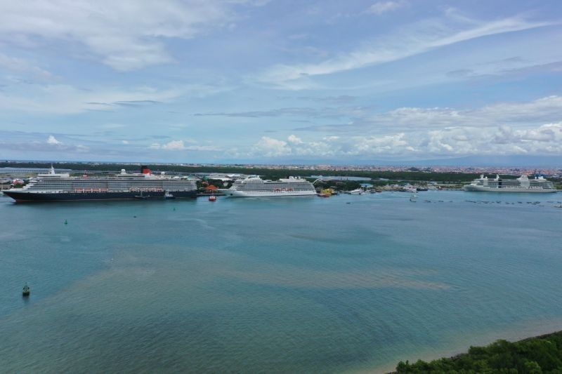 Pelabuhan Benoa Cetak Sejarah: Tiga Kapal Pesiar Bersandar Serentak