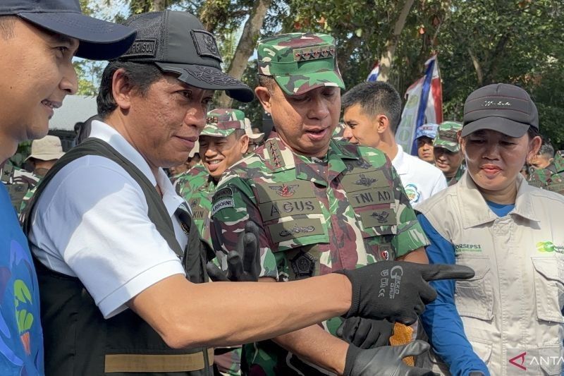 Menteri LHK dan Panglima TNI Pimpin Aksi Bersih Pantai di Jawa Barat