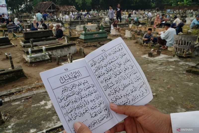 Ziarah Kubur Berjamaah di Trenggalek Sambut Ramadhan: Tradisi Lestari, Ukhuwah Islamiyah Menguat