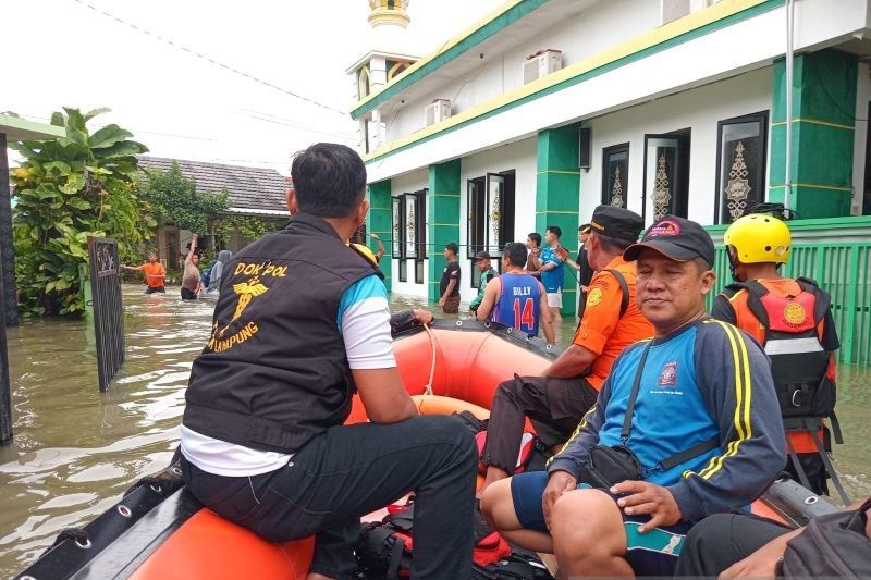 Kemensos Salurkan Bantuan Rp568 Juta untuk Korban Banjir Bandar Lampung