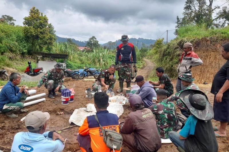 TNI dan Warga Agam Padatkan Jalan dalam TMMD Ke-123: Kerja Sama yang Membangun