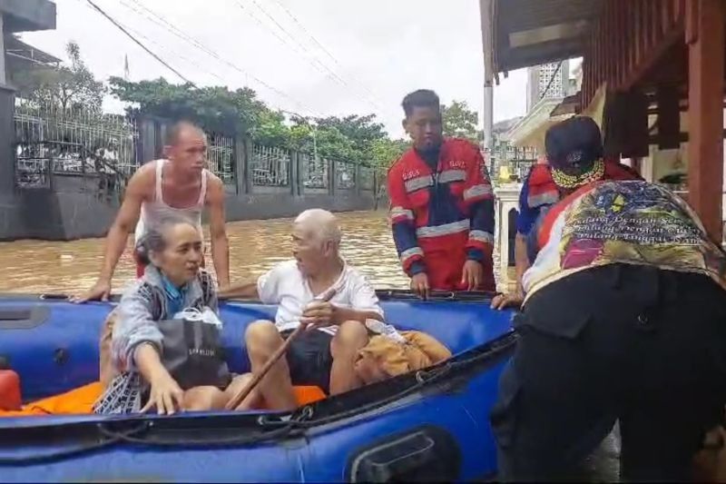 12 Warga Kota Jambi Dievakuasi Damkar Akibat Banjir, Waspada Hewan Melata!