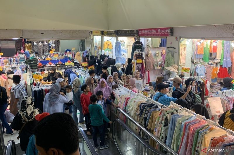 Ramai Jelang Ramadhan, Pasar Tanah Abang Banjir Pembeli!