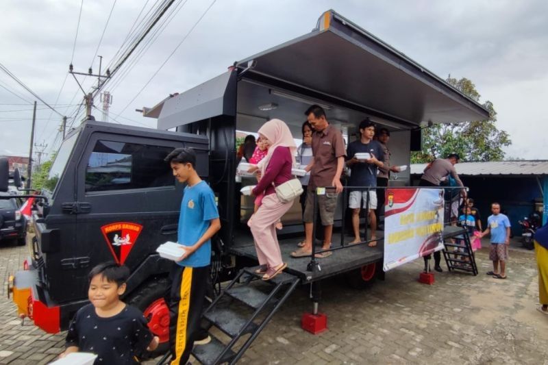 Polda Lampung Dirikan Dapur Lapangan Bantu Warga Terdampak Banjir Bandarlampung