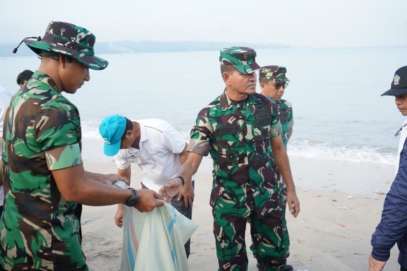 Ratusan Prajurit Bersihkan Pantai Kedonganan, Wujud Kolaborasi Lestarikan Bali