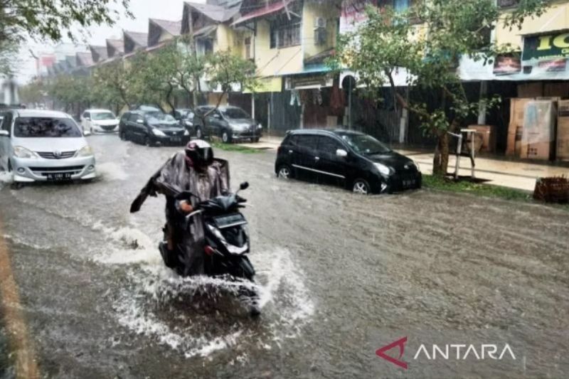 BMKG: Waspada Hujan Petir di Beberapa Kota Besar Indonesia, Senin!