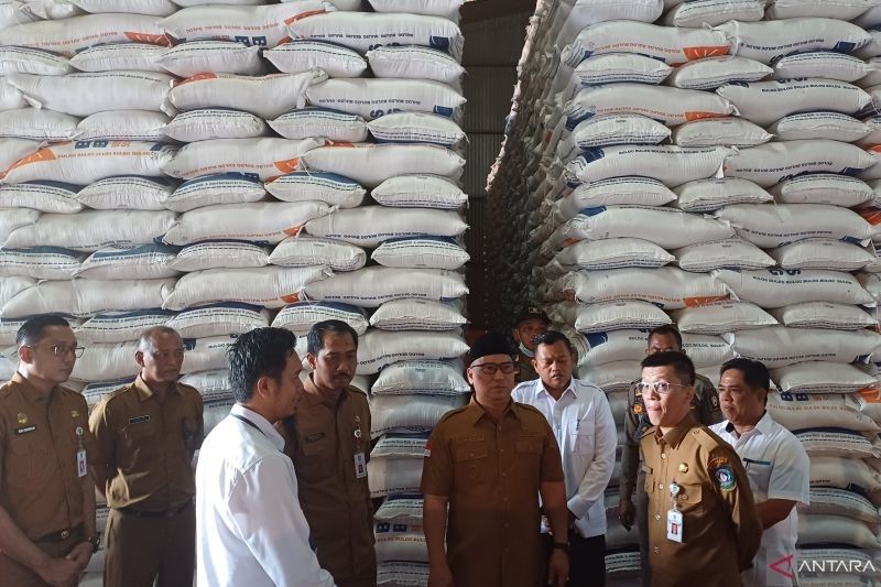 Wagub Kepri Pastikan Stok Pangan Aman Jelang Puasa: Sidak Gudang Bulog dan Distributor