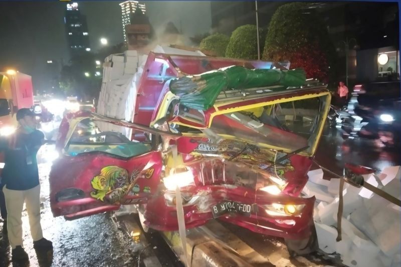 Sopir Truk Tewas Seusai Tabrak Pembatas Jalan di Depan Gedung Bidakara