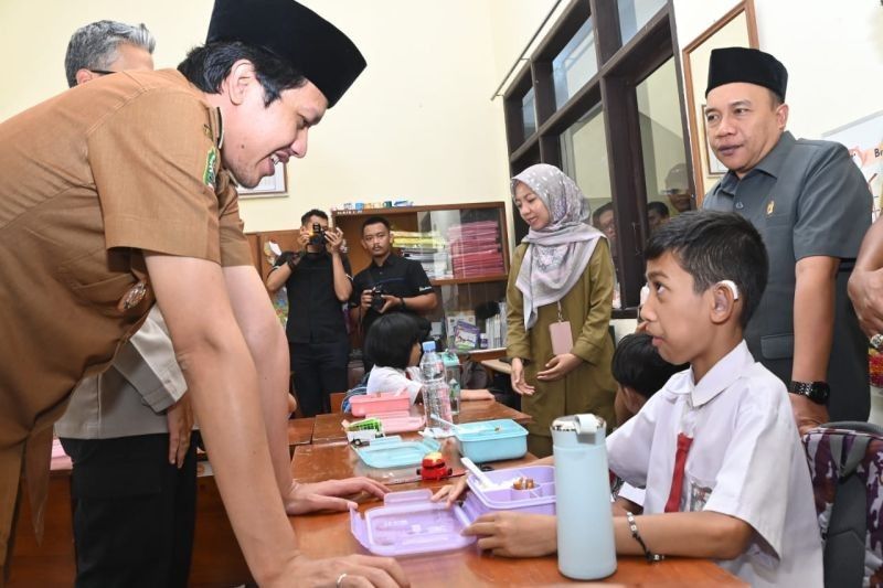 Trenggalek Uji Coba Makan Siang Bergizi Gratis di SLB Kemala Bhayangkari