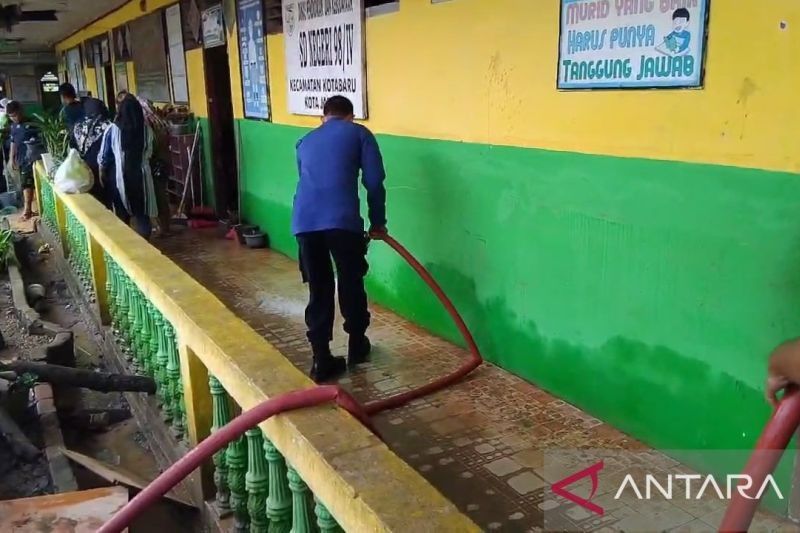 Damkar Kota Jambi Bersihkan Lumpur Pascabanjir di SDN 98, Pemkot Cari Solusi Drainase