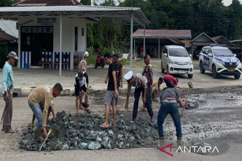 Polres Tapin Perbaiki Jalan Rusak di Bundaran Bungur, Tingkatkan Keselamatan Pengguna Jalan