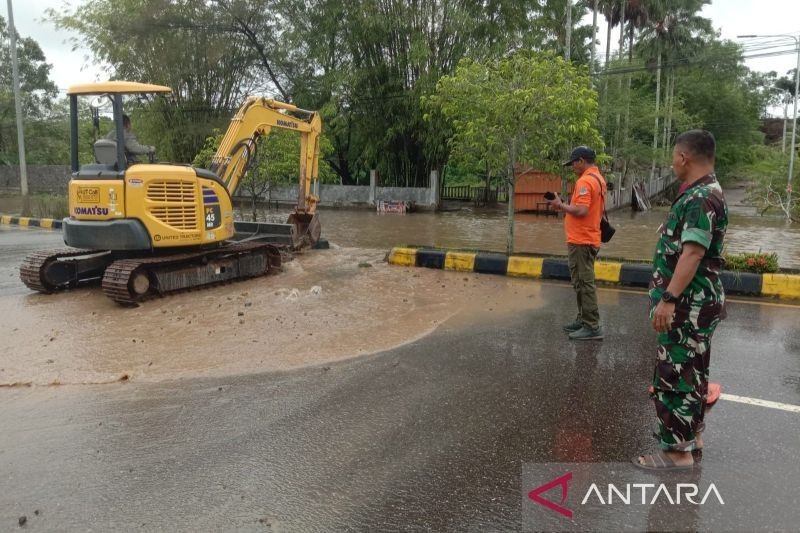 Petugas Jebol Trotoar untuk Atasi Banjir di Paser, Kalimantan Timur