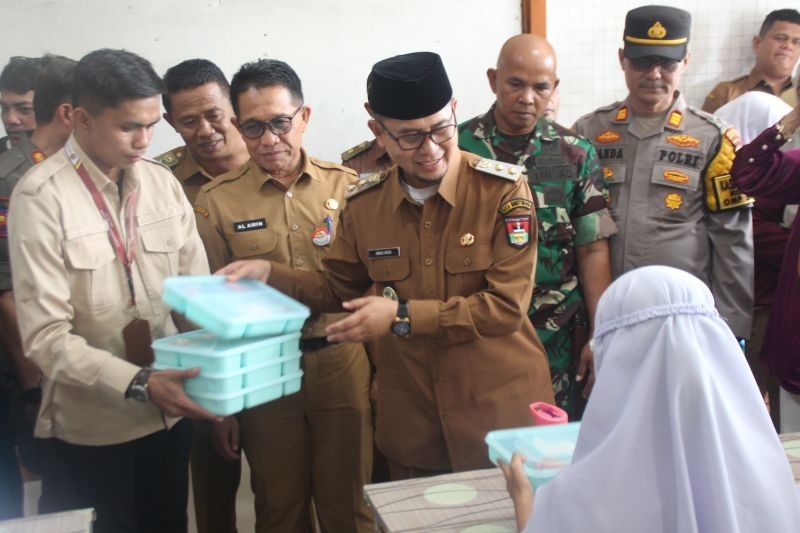 Program Makan Bergizi Gratis di Bukittinggi Resmi Dibuka, 3.233 Pelajar Terbantu