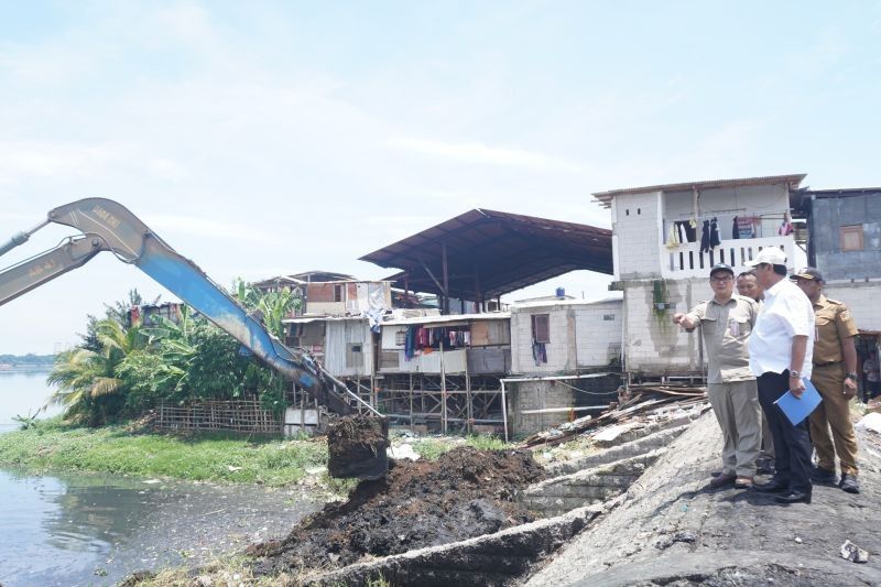 Waduk Pluit Dikeruk, Target Satu Juta Kubik Sedimen Diangkat