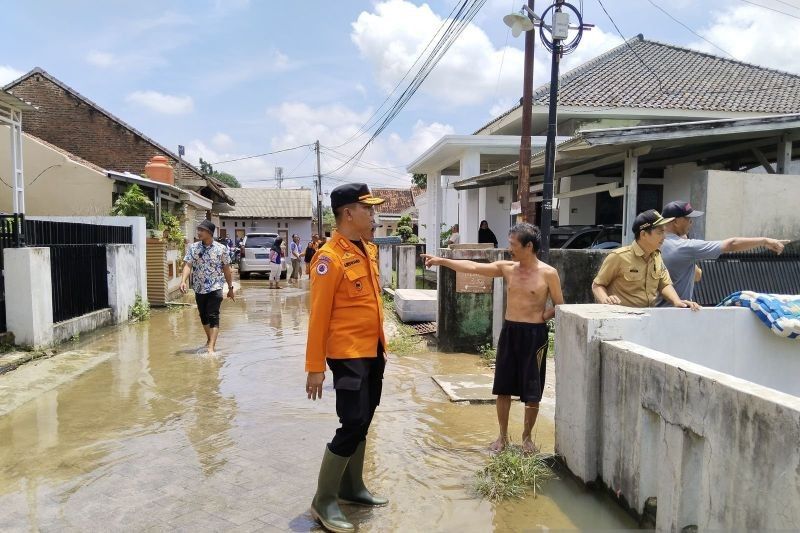 BPBD Lampung Selatan Bantu Bersihkan Rumah Warga Pascabanjir Jati Agung