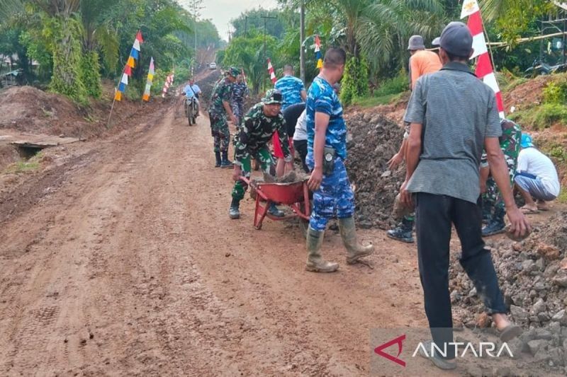 TMMD Kotabaru Perbaiki Jalan 1,250 Meter, Lancarkan Distribusi Barang di Desa Talusi