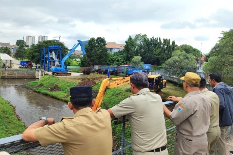 Pemkot Jaksel Keruk Lumpur Waduk Lebak Bulus Antisipasi Banjir